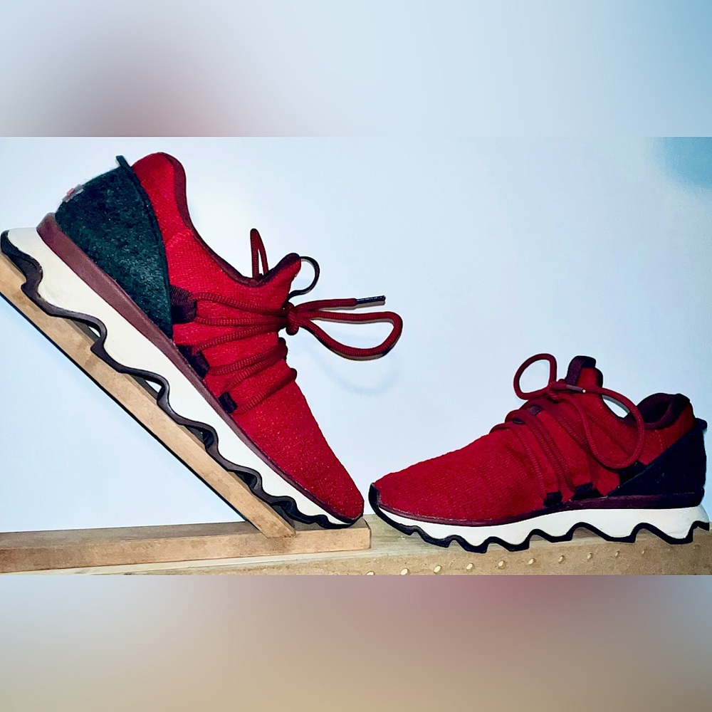 Women’s Sorel Kinetic Lace Running Shoes in Red Mountain Red .. Size 10 US! ❤️🩶